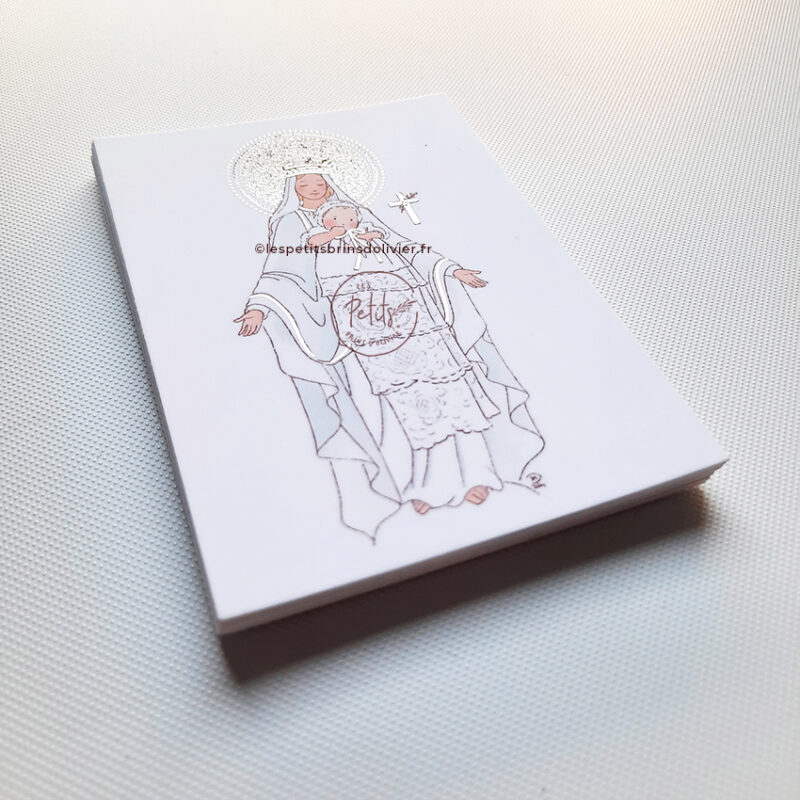 Image signet de baptême Notre-Dame de France finition dorure or - Avec un bébé en robe ancienne et petit béguin en dentelle - consécration à la Vierge Marie - Illustration originale ©Les Petits Brins d'Olivier - Isabelle Monnerot-Dumaine