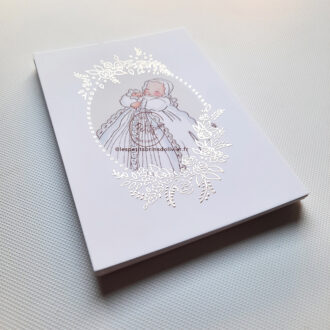 Image signet de baptême Médaillon fleuri finition dorure - Avec un bébé en robe ancienne et petit béguin en dentelle - Illustration originale ©Les Petits Brins d'Olivier - Isabelle Monnerot-Dumaine