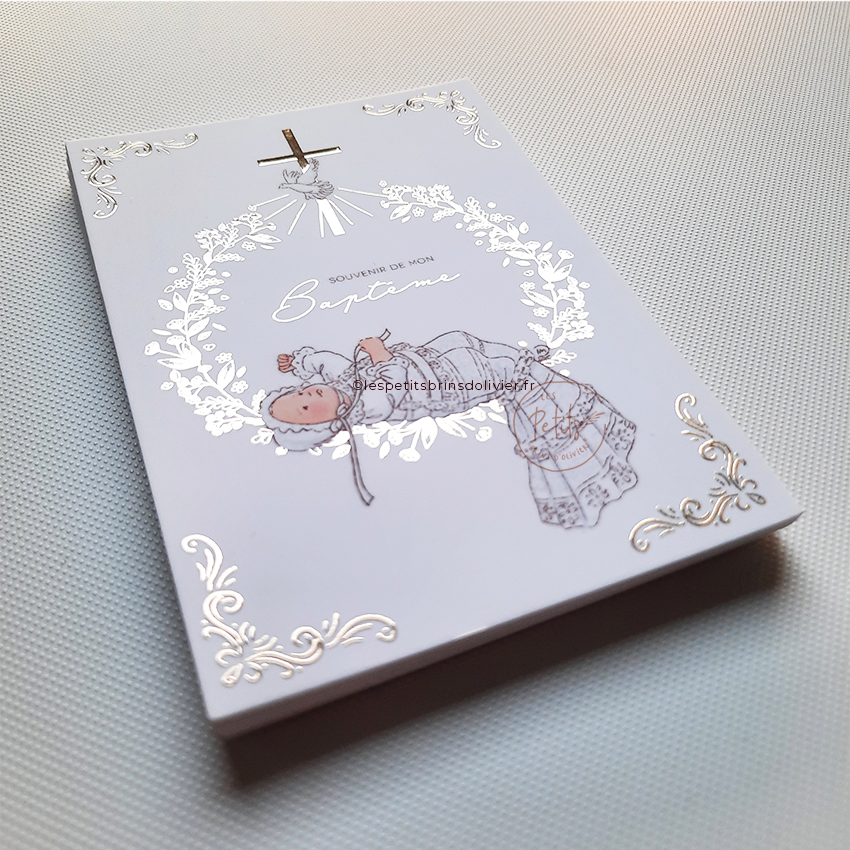 Image signet "Souvenir de mon baptême, bébé allongé couronne végétale, sous l'Esprit Saint et croix" avec finition dorure - Illustration originale ©Les Petits Brins d’Olivier – Isabelle Monnerot-Dumaine.