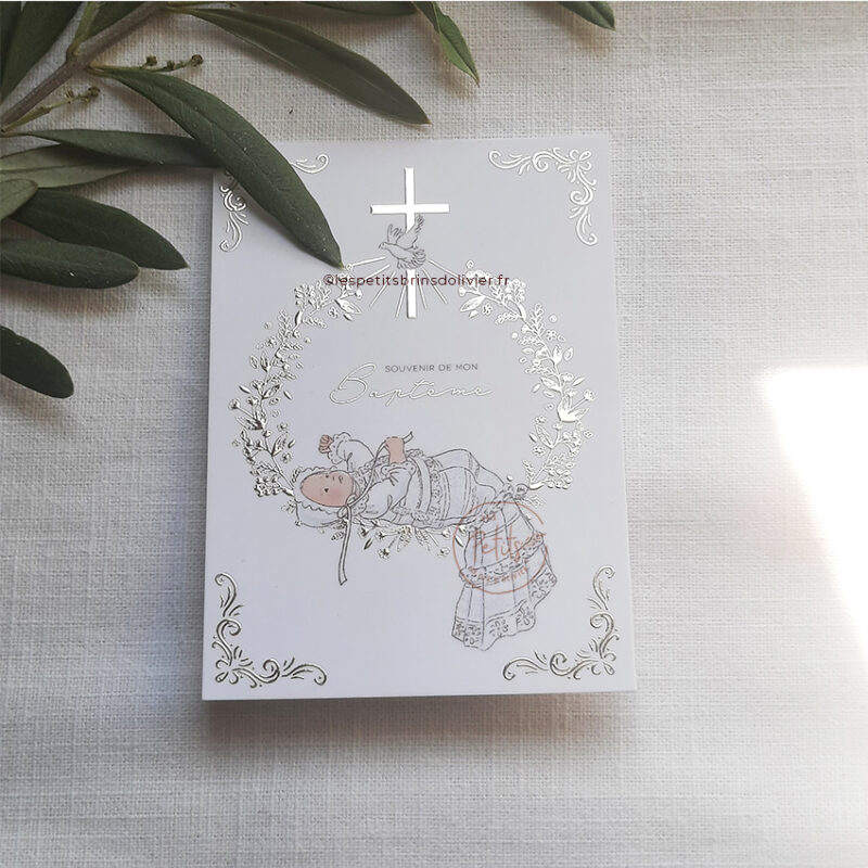 Image signet "Souvenir de mon baptême, bébé allongé couronne végétale, sous l'Esprit Saint et croix" avec finition dorure - Illustration originale ©Les Petits Brins d’Olivier – Isabelle Monnerot-Dumaine.
