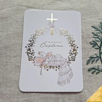 Image signet "Souvenir de mon baptême, bébé allongé couronne végétale, sous l'Esprit Saint et croix" avec finition dorure - Illustration originale ©Les Petits Brins d’Olivier – Isabelle Monnerot-Dumaine.